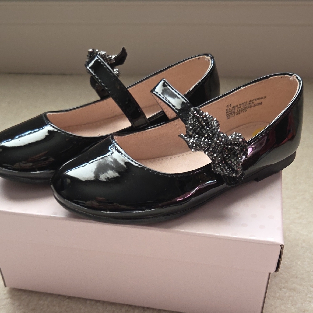 cupcakes & cashmere Black Patent Kids Dress Shoes with Bow